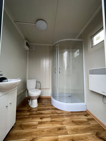 Sanitärcontainer 2,00 x 2,00 m mit Dusche und Spülkasten