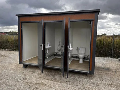 Sanitärcontainer vom Typ Pavilion mit Dreifachkabine (Ref: S2103)